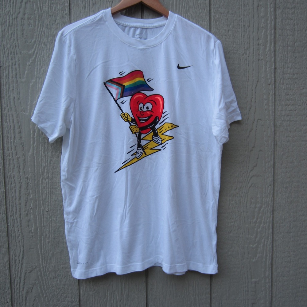 Nike shirt Mens XL white Dri-FIT Pride Heart Flag Graphic T-Shirt AR6029-100